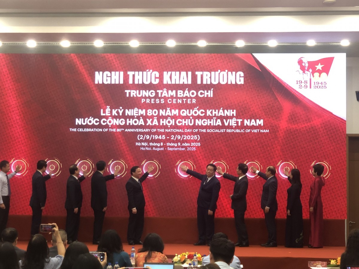 Các đồng chí lãnh đạo Đảng, Nhà nước bấm nút khai trương Trung tâm Báo chí. Ảnh: VT