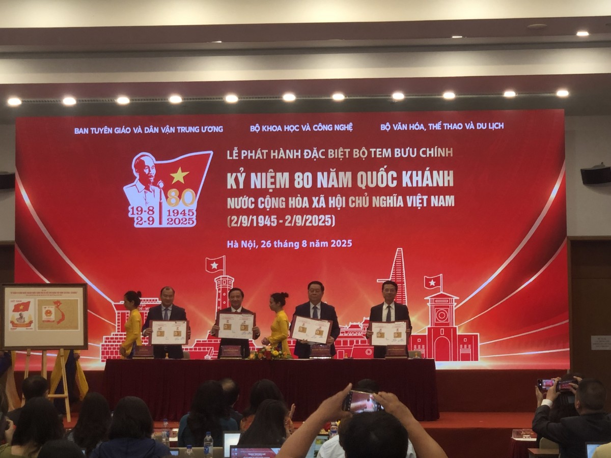 Các đồng chí lãnh đạo Đảng và Nhà nước ký phát hành bộ tem đặc biệt nhân kỷ niệm 80 năm Quốc khánh. Ảnh: V.T