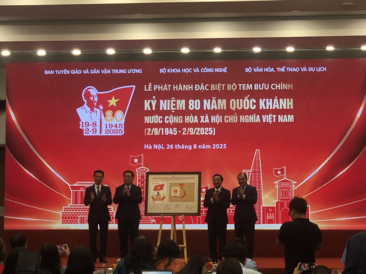 Bộ tem đặc biệt được phát hành kỷ niệm 80 năm Quốc khánh. Ảnh: V.T