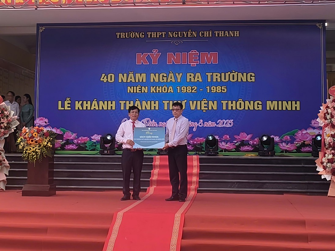 Nhà xuất bản Giáo dục Việt Nam tặng sách cho trường THPT Nguyễn Chí Thanh (Huế)