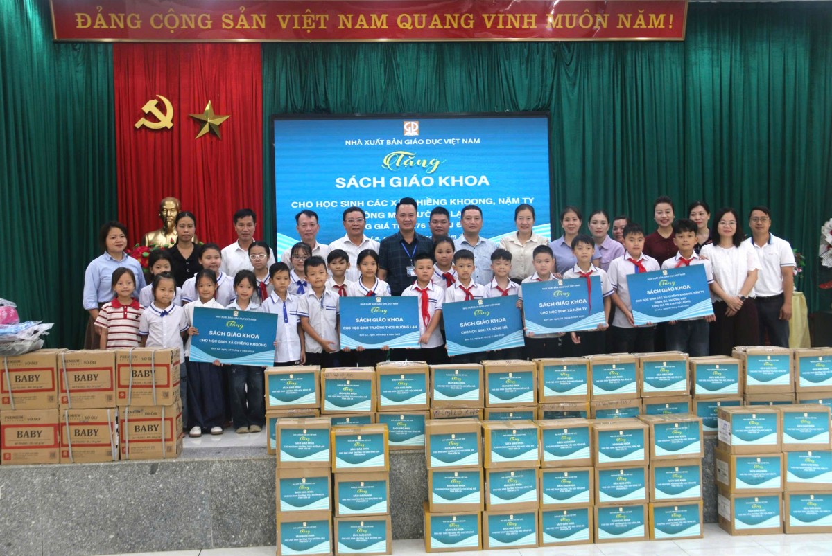 Nhà xuất bản Giáo dục Việt Nam tặng sách giáo khoa cho học sinh vùng lũ Sơn La
