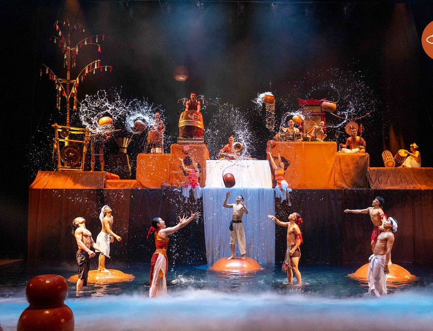 Sự giao thoa và sự hòa quyện của nhiều nền văn hóa trong “Chum Show”