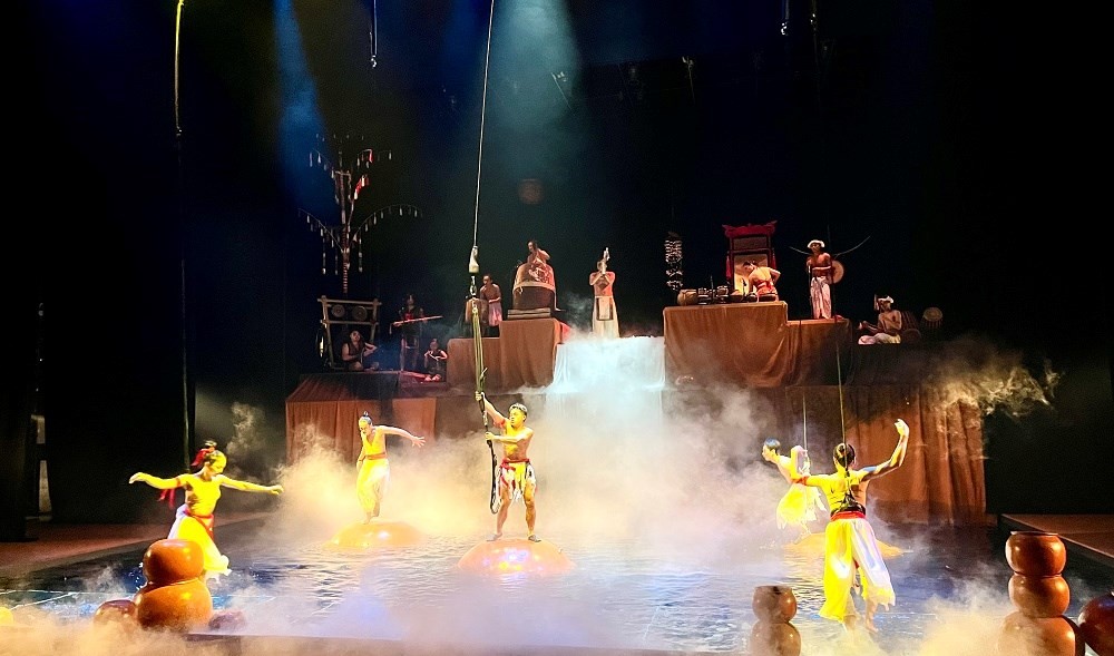 Màn trình diễn nghệ thuật xiếc mới và đu bay trên không đánh thức mọi giác quan của người xem. Ảnh: BTC