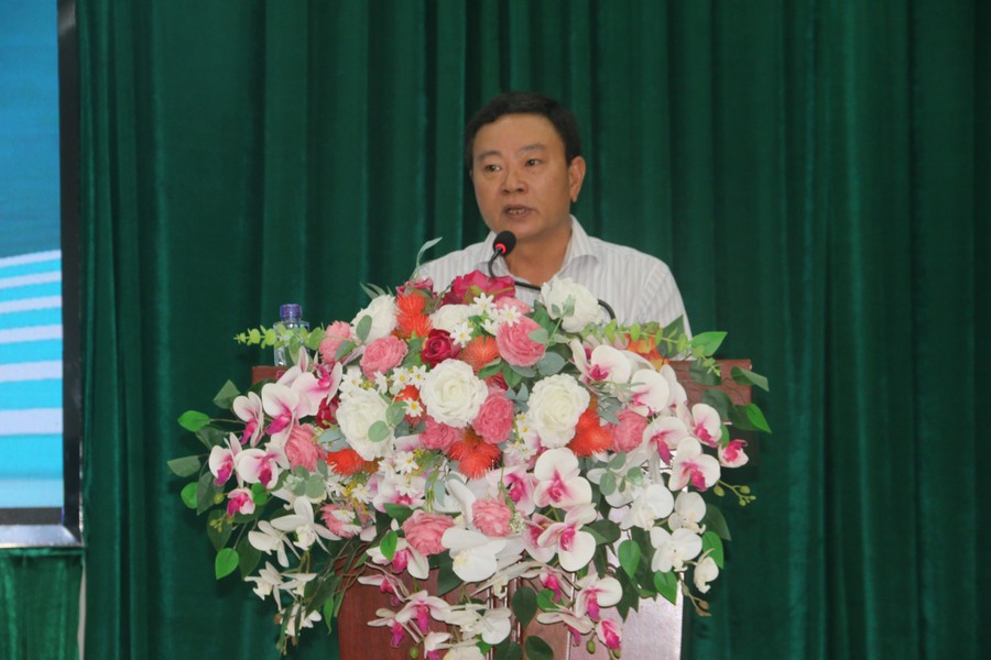 Nhà xuất bản Giáo dục Việt Nam tặng sách giáo khoa cho học sinh vùng lũ Sơn La