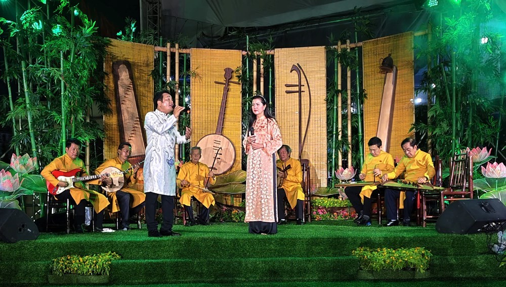 Dàn nhạc công trình diễn các ngón đờn. Ảnh: BTC