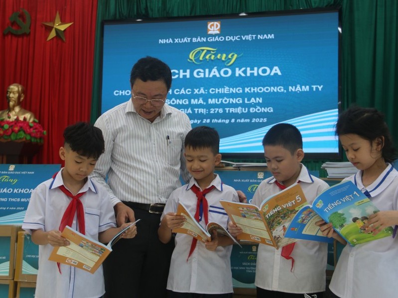 Nhà xuất bản Giáo dục Việt Nam tặng sách giáo khoa cho học sinh vùng lũ Sơn La