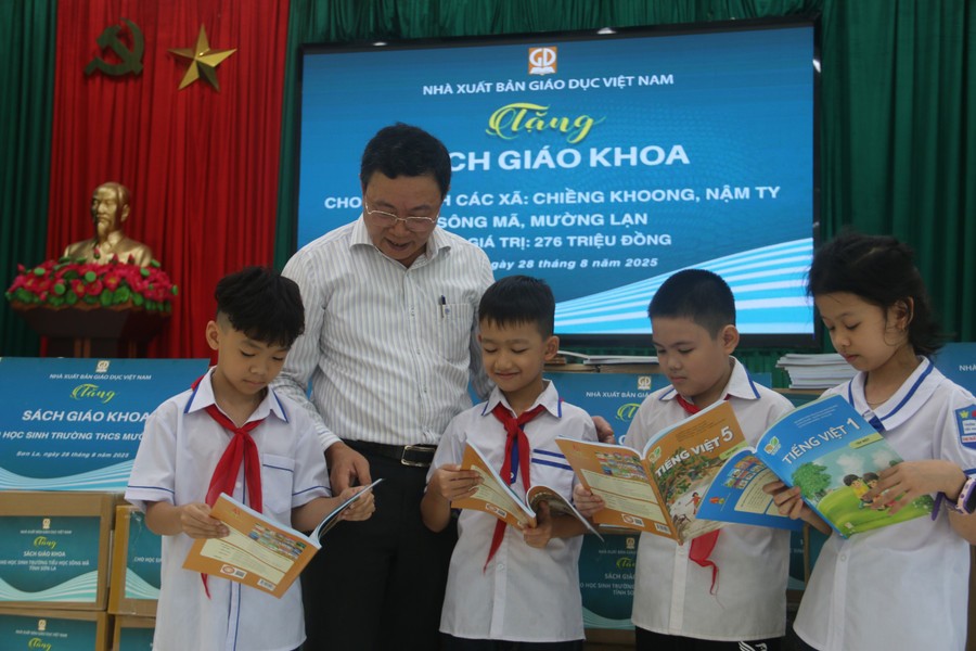 Nhà xuất bản Giáo dục Việt Nam tặng sách giáo khoa cho học sinh vùng lũ Sơn La