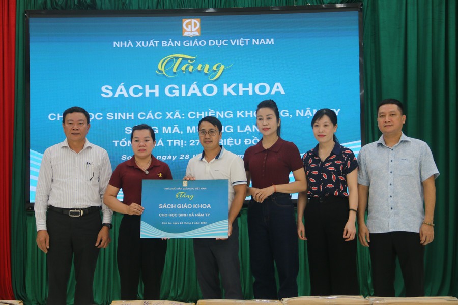 Nhà xuất bản Giáo dục Việt Nam tặng sách giáo khoa cho học sinh vùng lũ Sơn La
