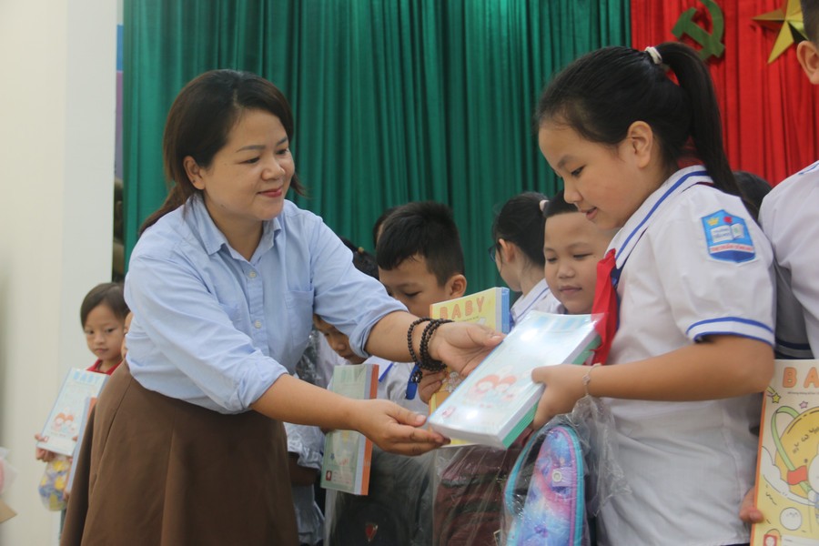 Nhà xuất bản Giáo dục Việt Nam tặng sách giáo khoa cho học sinh vùng lũ Sơn La