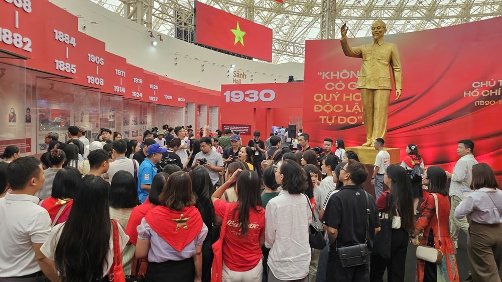 Lượng khách đổ về triển lãm “80 hành trình Độc lập – Tự do – Hạnh phúc” đông kỷ lục