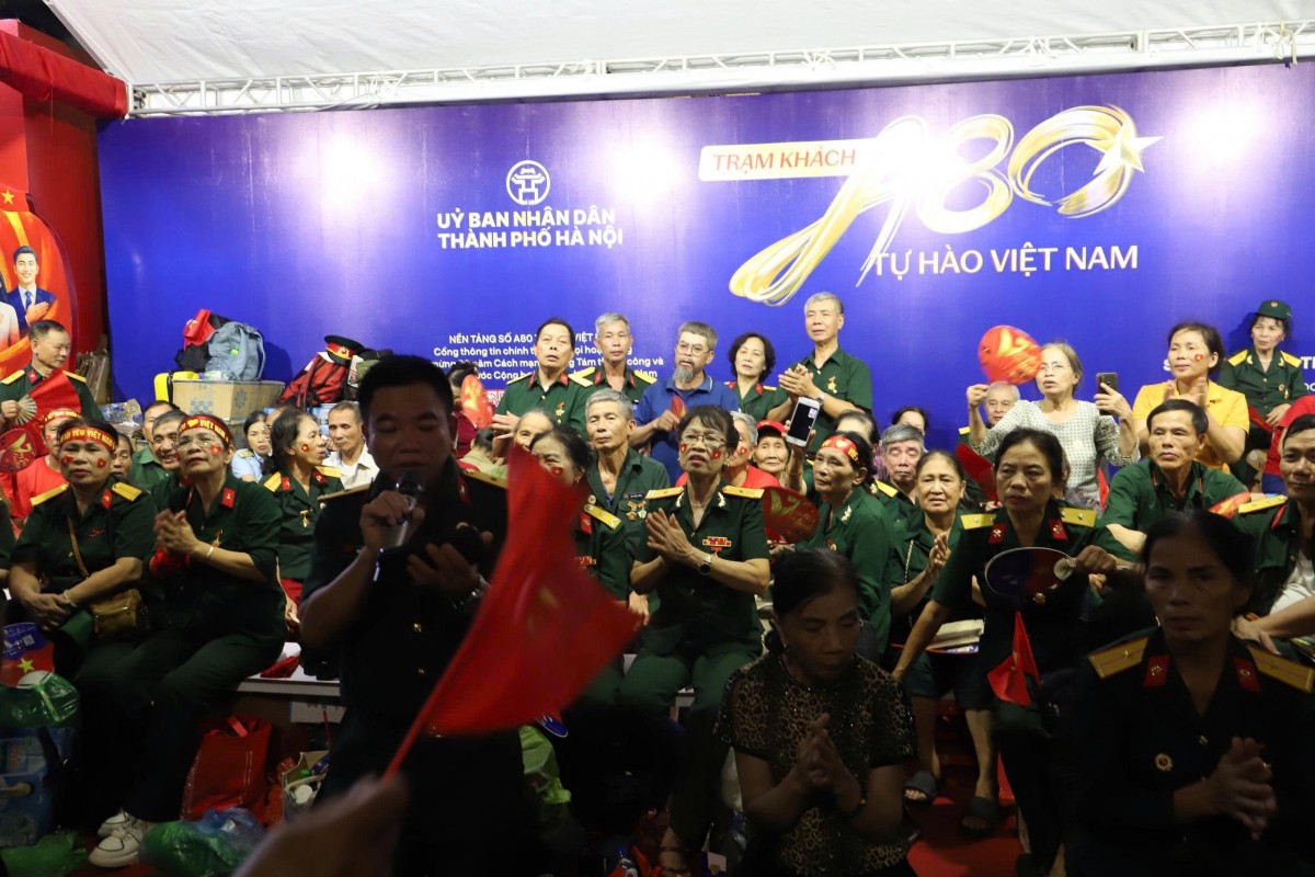 Các bác cựu chiến binh tuy tuổi cao, nhưng vẫn hát vang những bài hát cách mạng suốt đêm. Ảnh: V.T