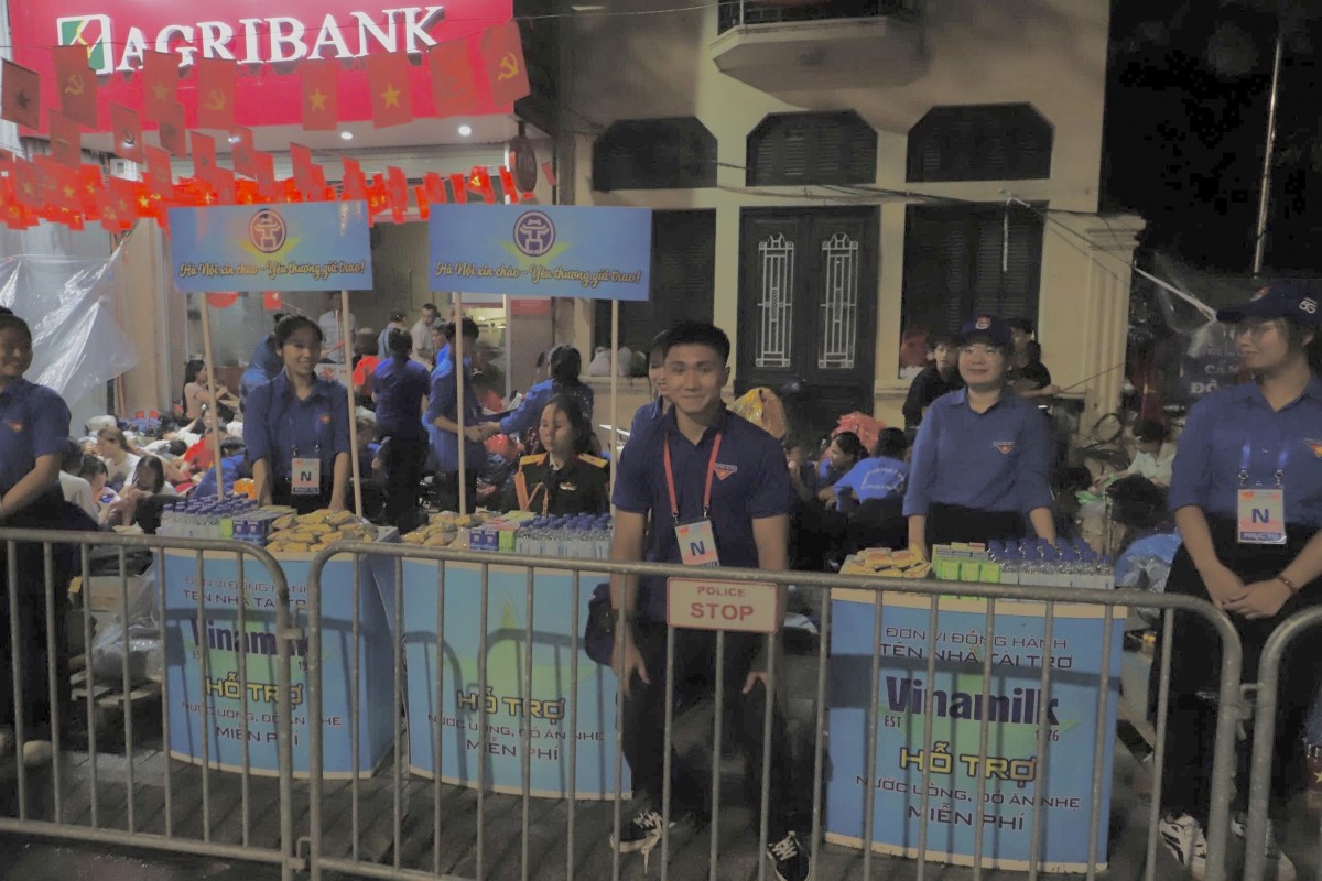 Điểm phát nước miễn phí cho người dân đi xem diễu binh, diễu hành. Ảnh: V.T