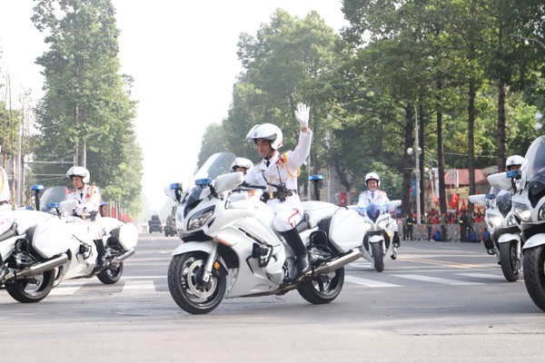 Đoàn xe dẫn đoàn của cảnh sát. Ảnh: V.T