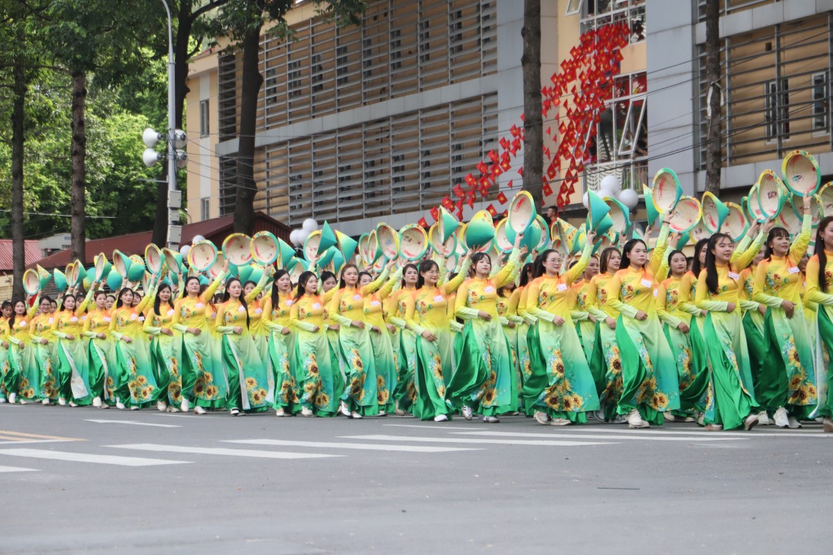 Khối diễu hành của Hội Phụ nữ Việt Nam. Ảnh: V.T