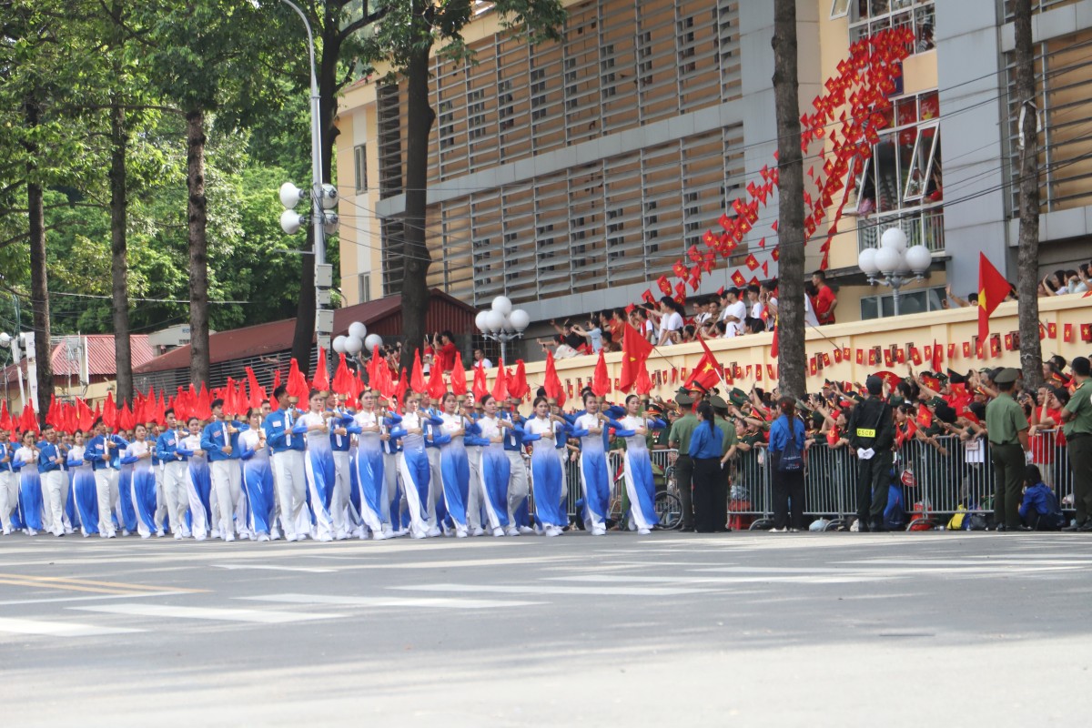 Khối diễu hành của Đoàn Thanh niên Cộng sản Hồ Chí Minh. Ảnh: V.T