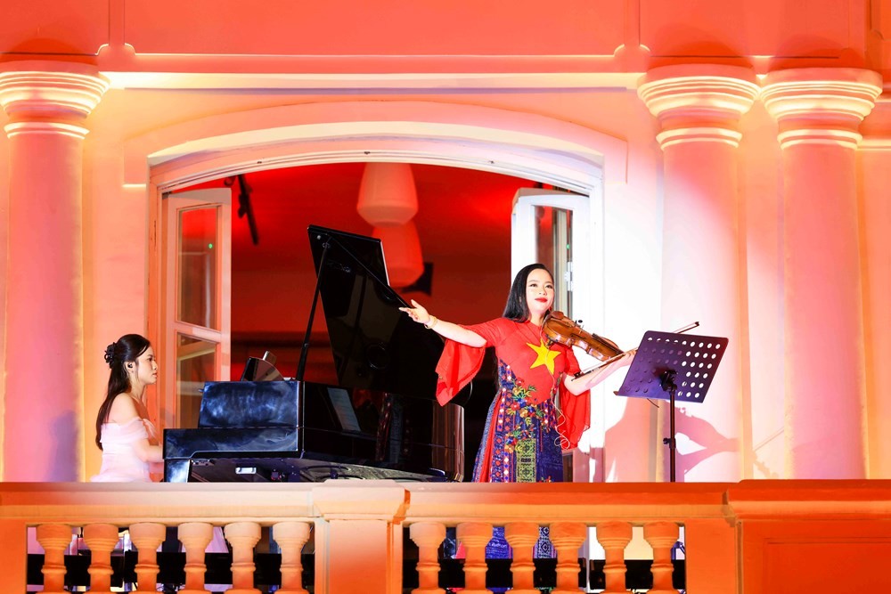 Chương trình đã dẫn dắt khán giả đi từ âm vang lịch sử hào hùng đến hơi thở hiện đại và khát vọng hội nhập. Ảnh: BTC