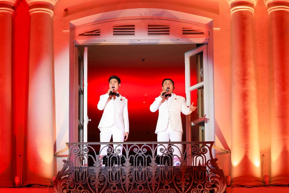 Các chương diễn được sắp xếp liền mạch, tạo nên một concert âm nhạc vừa thiêng liêng, vừa bùng nổ cảm xúc. Ảnh: BTC