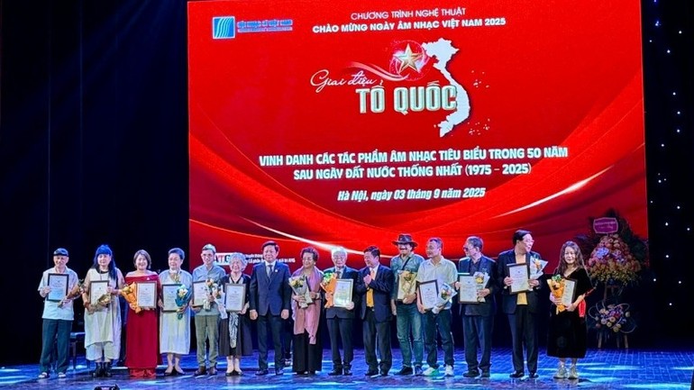 BTC trao bằng vinh danh 50 ca khúc tiêu biểu cho tác giả và đại diện gia đình tác giả. Ảnh: BTC