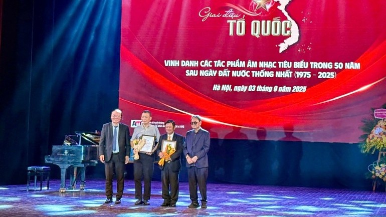 BTC trao bằng vinh danh các tác phẩm giao hưởng thính phòng tiêu biểu. Ảnh: BTC