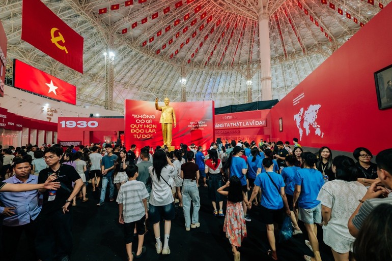 Gần 4 triệu lượt khách tham quan Triển lãm thành tựu đất nước trong 6 ngày mờ cửa