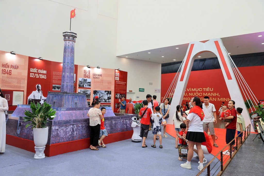 Khách tham quan tại Triển lãm Thành tựu đất nước. Ảnh: BTC