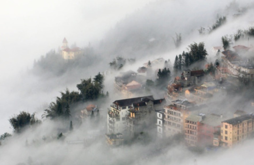 Vẻ đẹp huyền ảo của thị trấn bồng bềnh trong sương. Ảnh: Unsplash