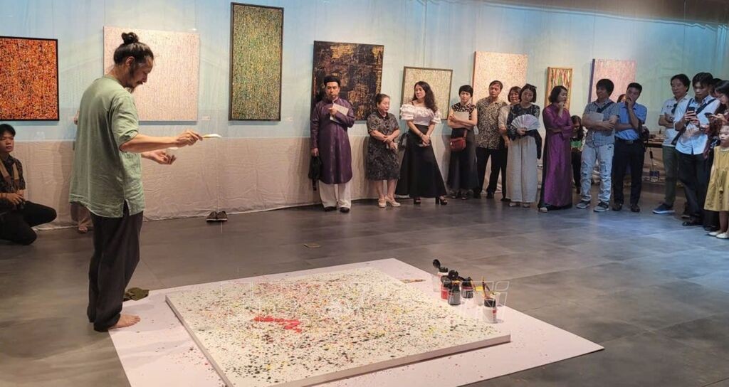 “Chạm” - Một hành trình nghệ thuật kết nối