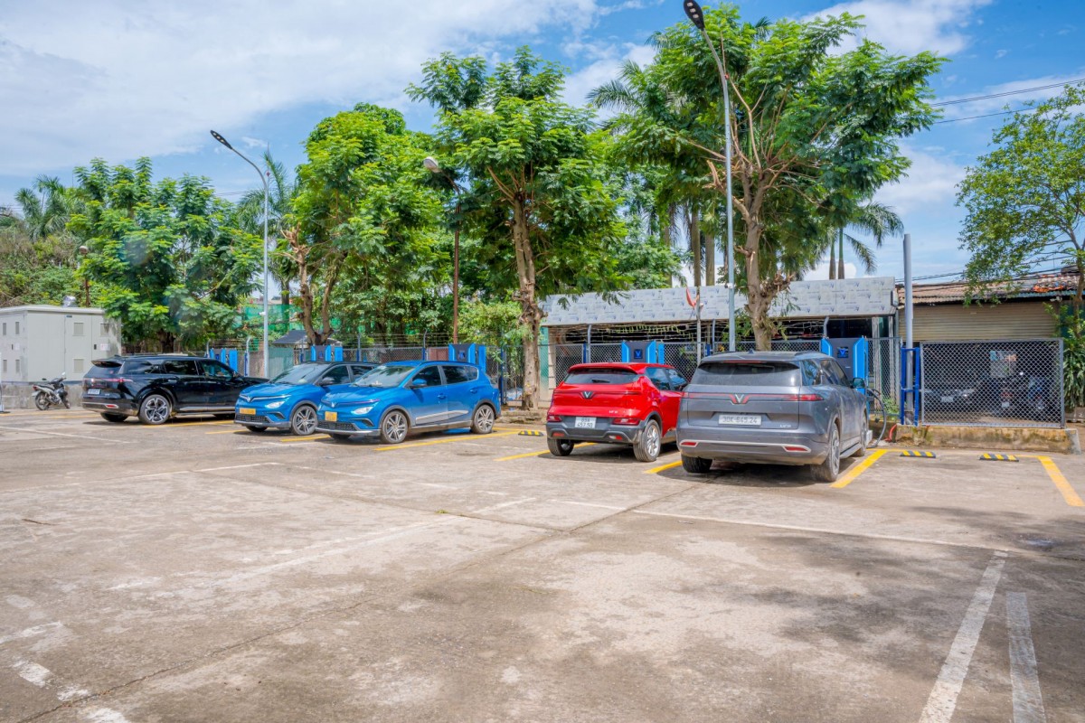 Trạm sạc V-Green xuất hiện khắp nơi tại Hà Nội, tài xế nói “tiện hơn đổ xăng”