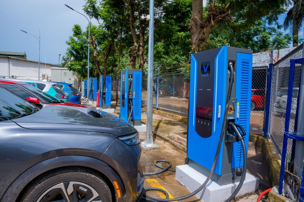 Trạm sạc V-Green xuất hiện khắp nơi tại Hà Nội, tài xế nói “tiện hơn đổ xăng”