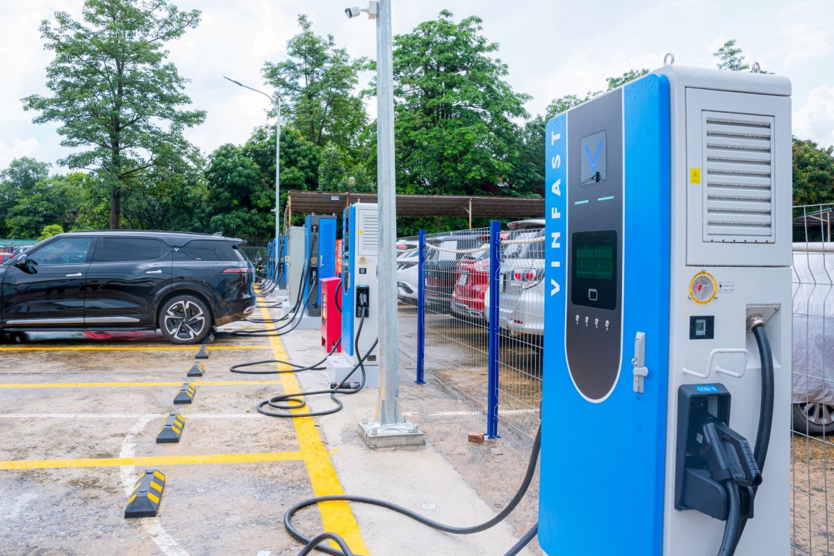 Trạm sạc V-Green xuất hiện khắp nơi tại Hà Nội, tài xế nói “tiện hơn đổ xăng”