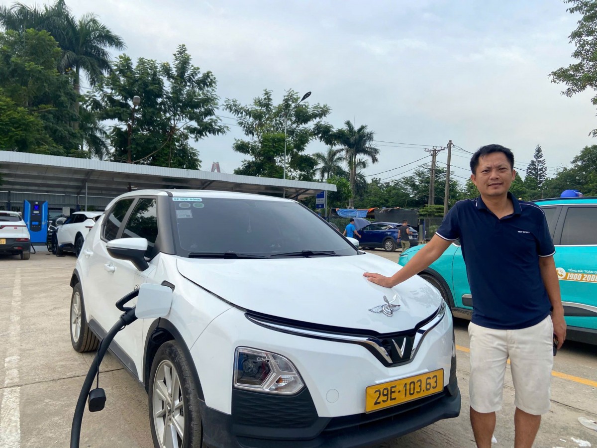 Trạm sạc V-Green xuất hiện khắp nơi tại Hà Nội, tài xế nói “tiện hơn đổ xăng”