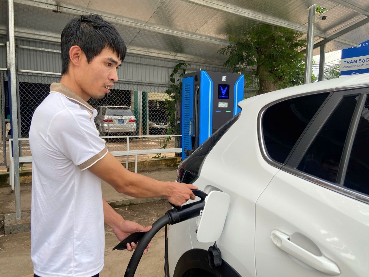 Trạm sạc V-Green xuất hiện khắp nơi tại Hà Nội, tài xế nói “tiện hơn đổ xăng”