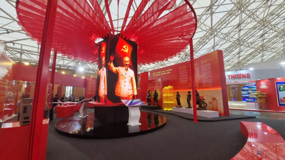 Thực hiện chấm, chọn Giải thưởng Triển lãm Thành tựu Đất nước