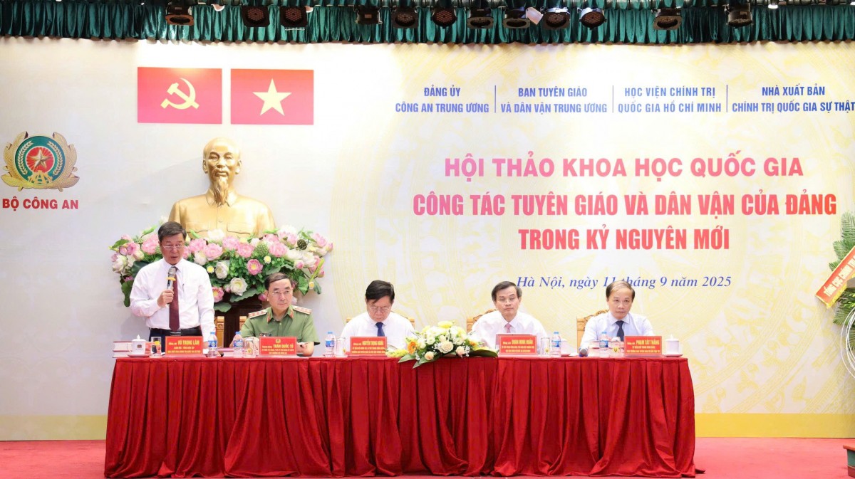 Các đồng chí chủ trì Hội thảo. Ảnh: BTC