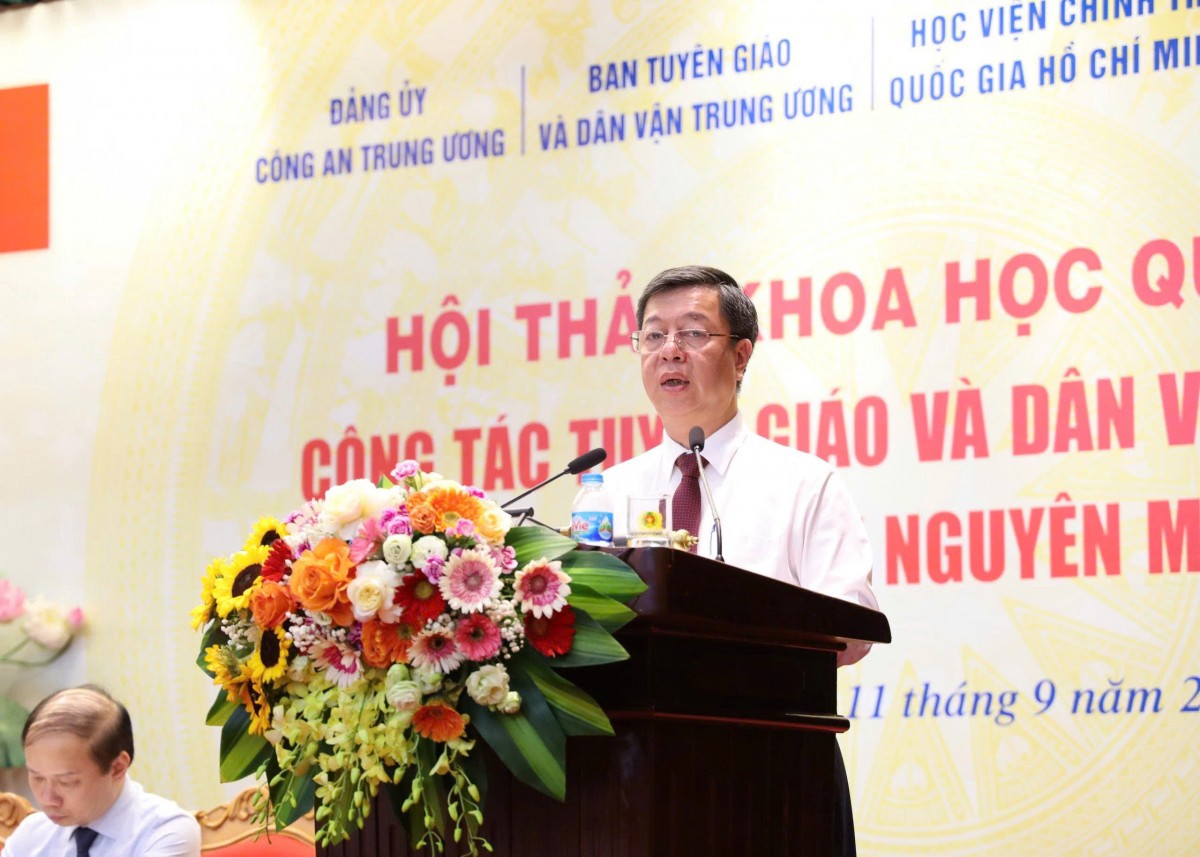 PGS.TS. Vũ Trọng Lâm, Giám đốc - Tổng Biên tập Nhà xuất bản Chính trị quốc gia Sự thật trình bày tham luận tại Hội thảo. Ảnh: BTC