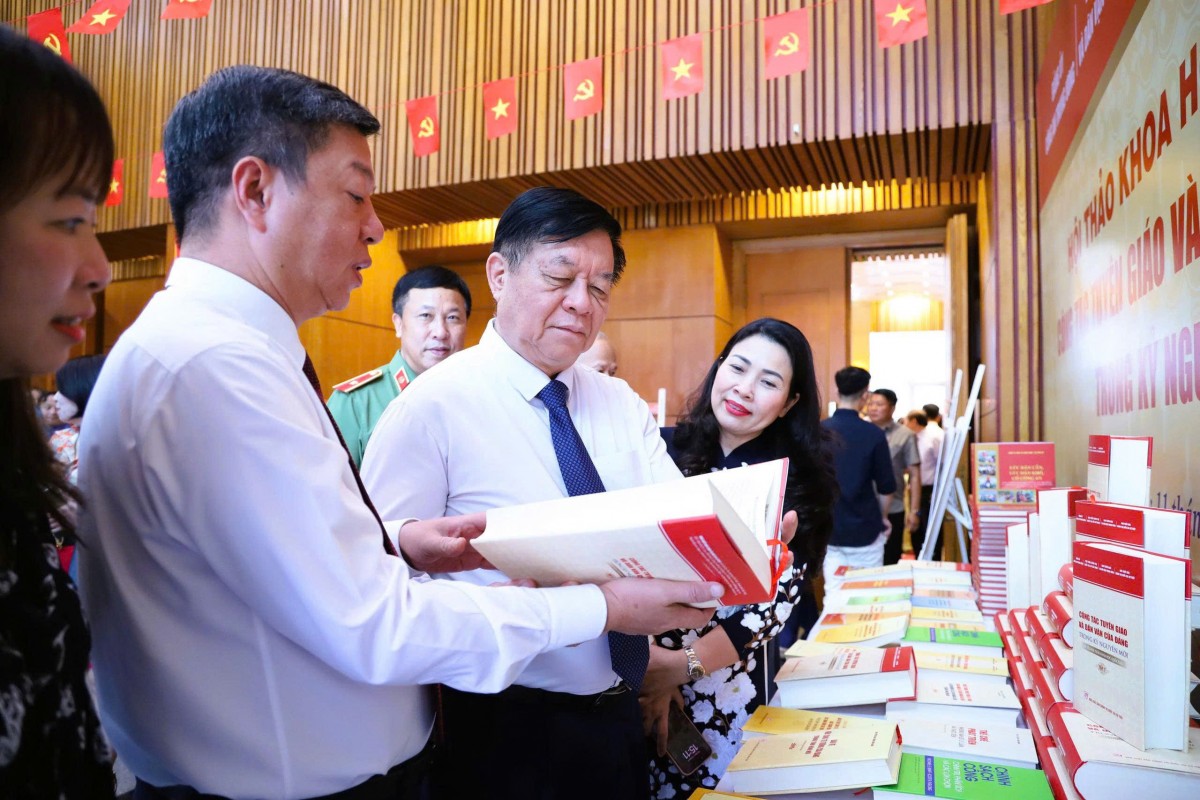 Các đại biểu tham quan không gian trưng bày sách của Nhà xuất bản Chính trị quốc gia Sự thật tại Hội thảo. Ảnh: BTC