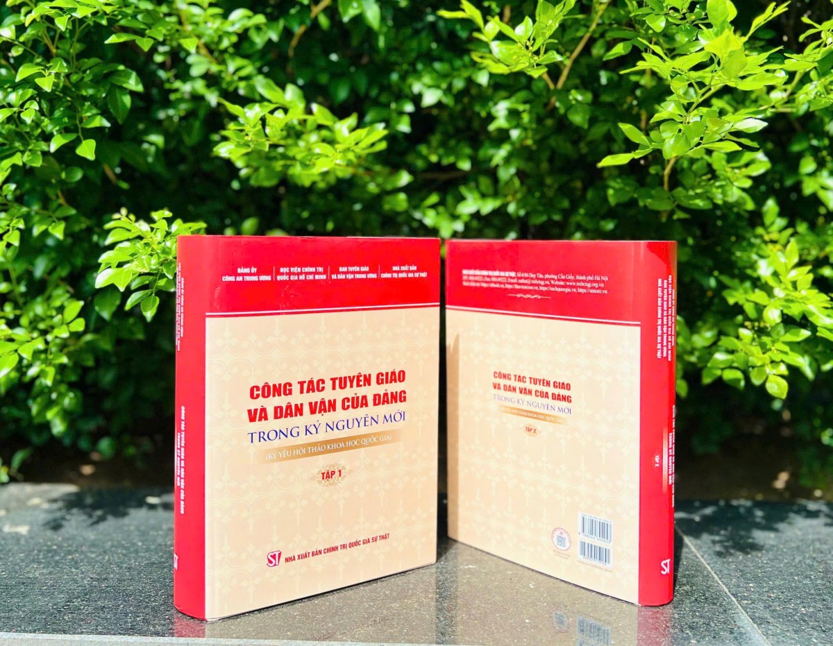 Kỷ yếu Hội thảo gồm 2 tập, dày hơn 1.800 trang, do Nhà xuất bản Chính trị quốc gia Sự thật biên tập, xuất bản. Ảnh: BTC