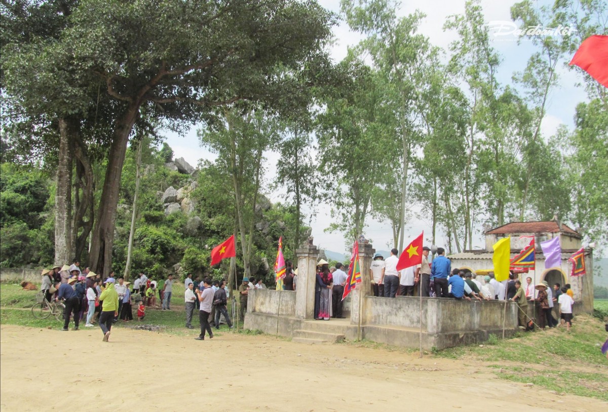 Di tích lịch sử Đền Song Trung và mộ Hoàng Vĩnh Tộ, Hoàng Vĩnh Dụ. Ảnh: Đ.Đ.K