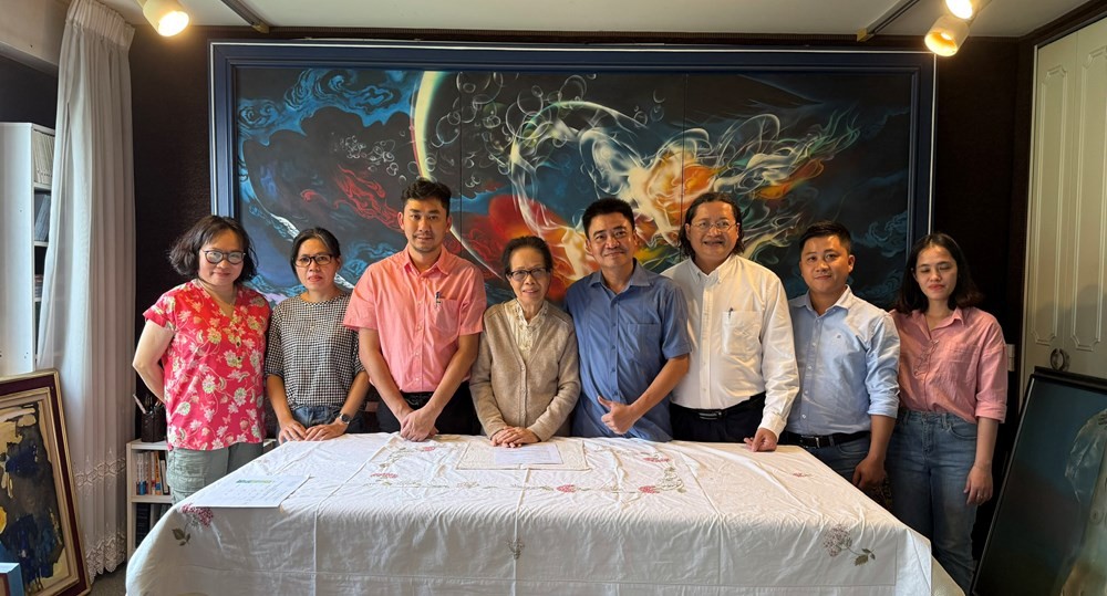 Bà Thụy Khuê (thứ tư từ trái sang) và đoàn công tác TP.HCM trong buổi tiếp nhận tranh tại nhà riêng của bà ở Pháp