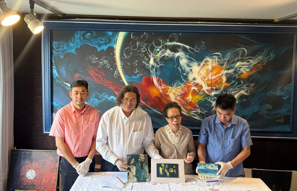 Từ phải qua: Hiệu trưởng Trường ĐH Văn hóa TP.HCM Lâm Nhân, Phó Giám đốc Sở VHTT TP.HCM Nguyễn Minh Nhựt và Phó Giám đốc phụ trách Bảo tàng Mỹ thuật TP.HCM Trần Minh Công thực hiện công tác tiếp nhận tranh quý từ bà Thụy Khuê