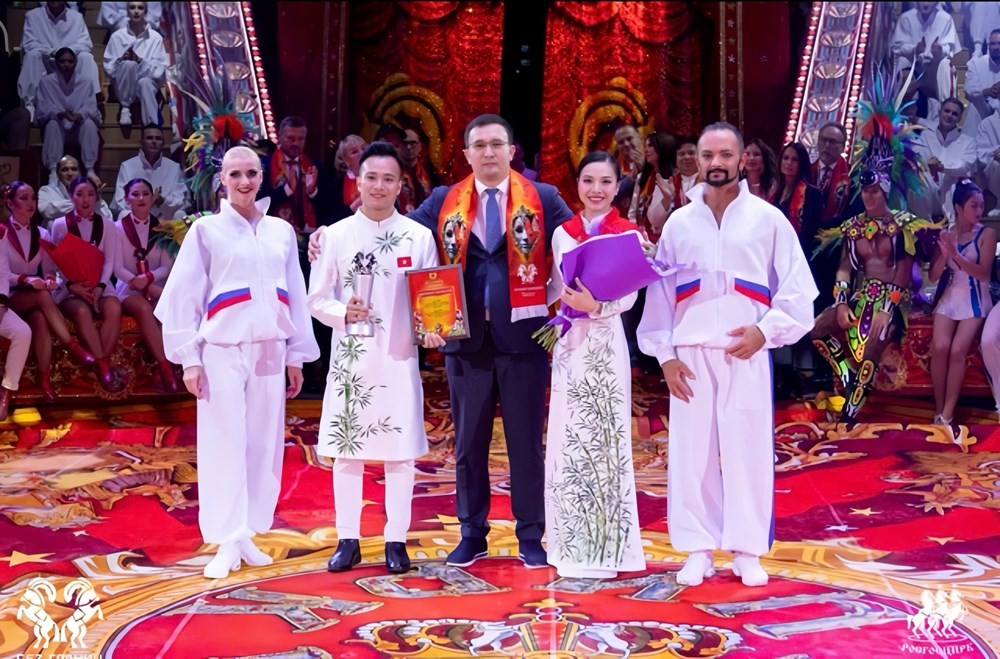 NSƯT Thanh Tuấn và NSƯT Thu Hương nhận Huy chương Bạc của Ban tổ chức Liên hoan. Ảnh: BTC