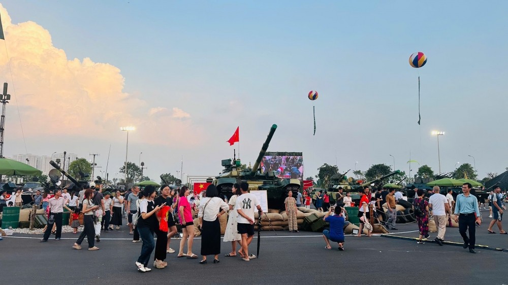 Khách tham quan thích thú với không gian trưng bày ngoài trời của Quân đội Nhân dân Việt Nam. Ảnh: BTC