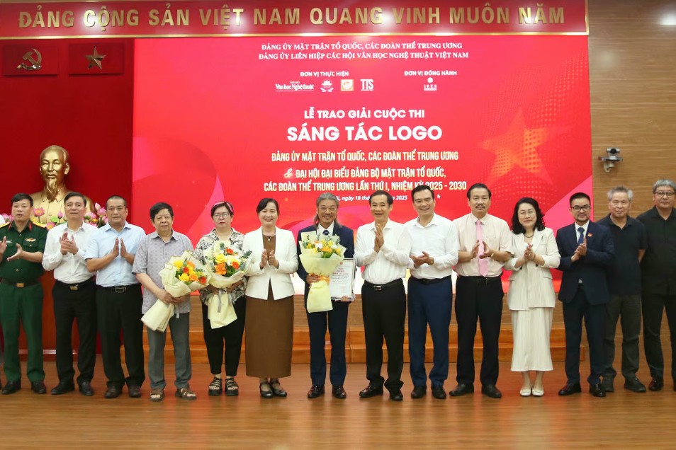 Phó Bí thư Đảng ủy MTTQ, các đoàn thể Trung ương Nguyễn Thái Học trao giải thưởng và tặng hoa chúc mừng các tác giả, nhóm tác giả dự thi. Ảnh: P.V