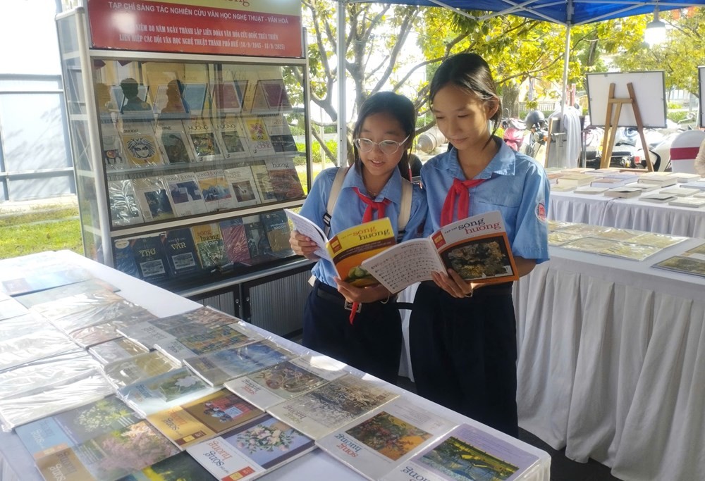 Các em học sinh tham quan Không gian văn học nghệ thuật Huế tại số 23-25 Lê Lợi, TP.Huế. Ảnh: BTC