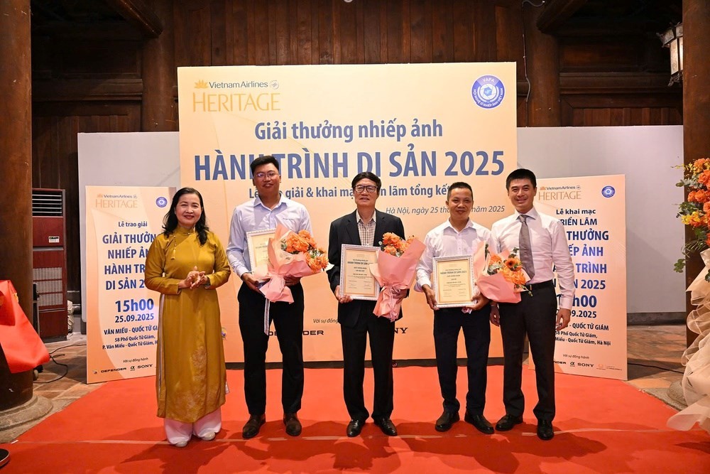 Nhà báo Lê Hoàng Dũng, Tổng Biên tập Tạp chí Heritage và bà Trần Thị Thu Đông - Trưởng Ban giám khảo - trao giải cho các tác giả đoạt giải của hạng mục Văn hóa - Di sản. Ảnh: BTC