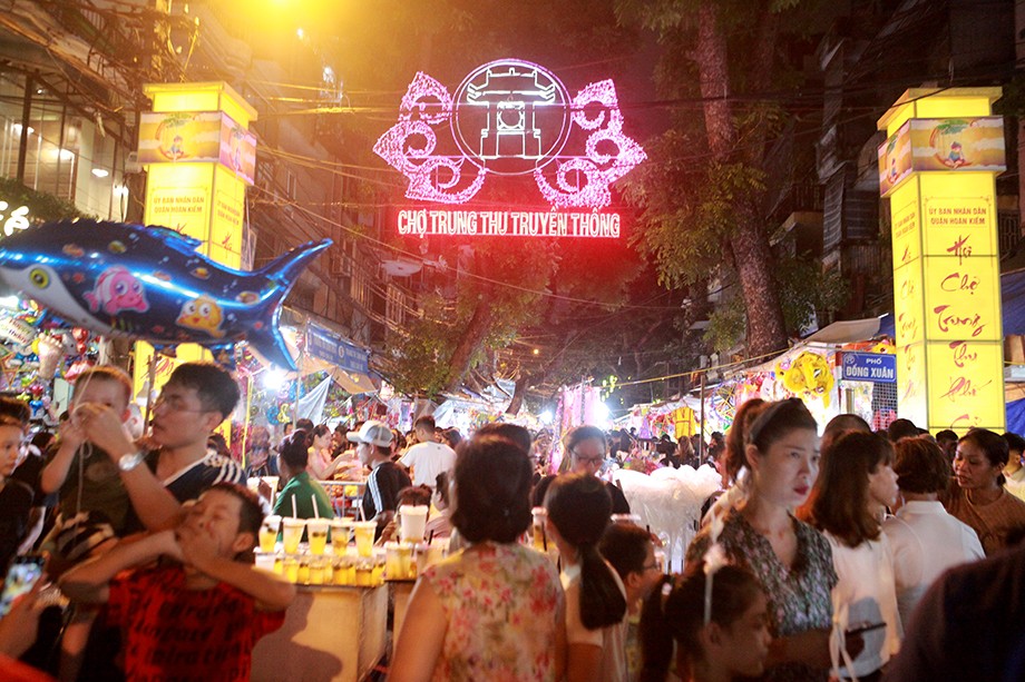 Nhiều hoạt động vào dịp Tết Trung thu trên phố cổ Hà Nội. Ảnh: P.V