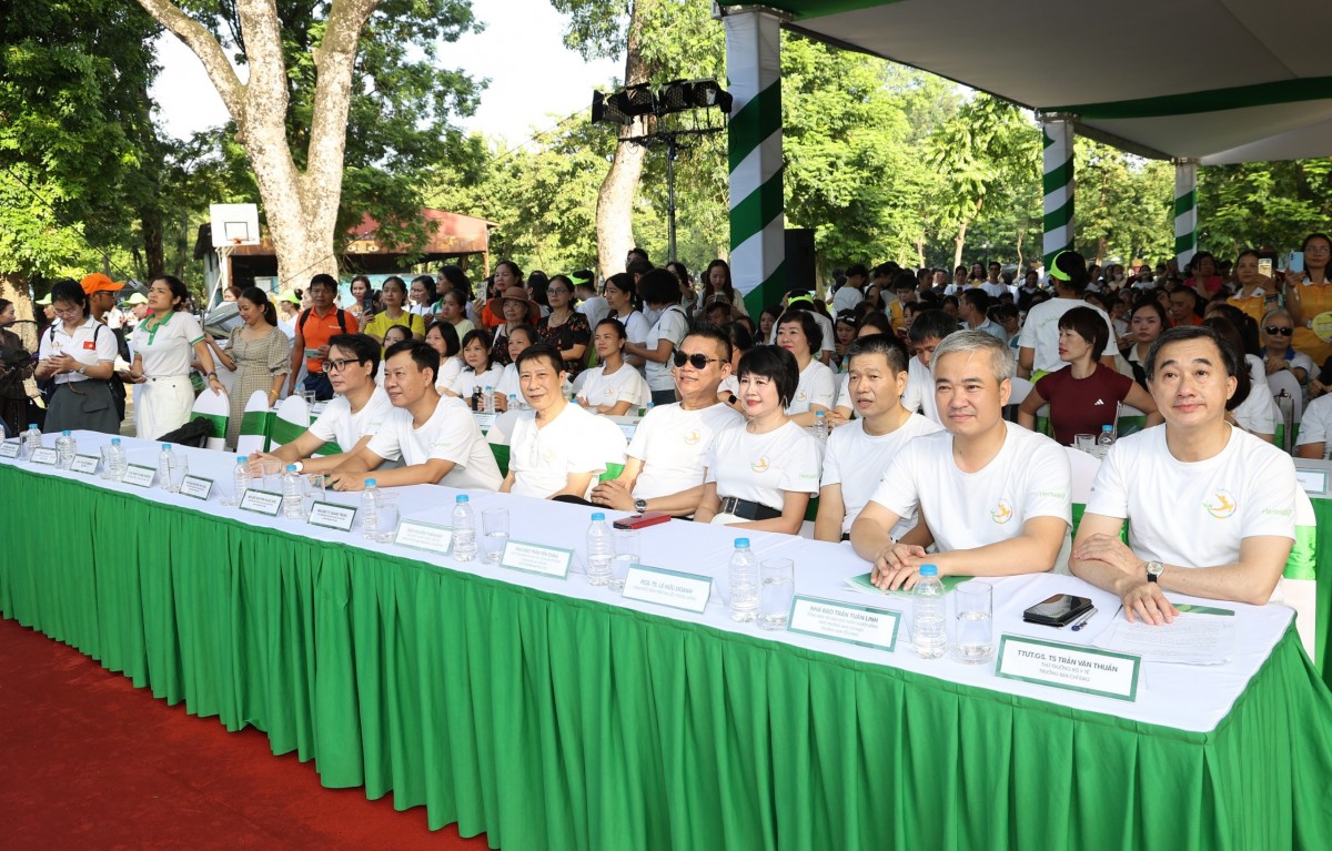 Các đồng chí lãnh đạo, các quý vị đại biểu tham dự buổi lễ. Ảnh: BTC