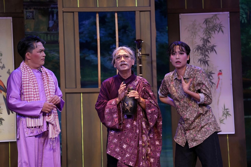 NS Quốc Thịnh trong vai thầy Ba Tà Lơn (người Khmer) mang lại nhiều tiếng cười cho khán giả vì sự duyên dáng. Ảnh: Idecaf