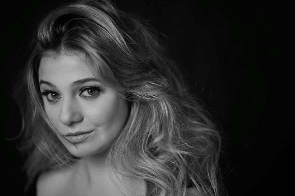 Nữ soprano Federica Guida gây ấn tượng mạnh bởi giọng ca trẻ trung nhưng giàu nội lực. Ảnh: BTC