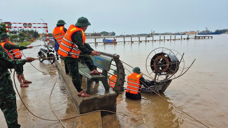 Thường trực Ban Bí thư chỉ đạo ứng phó bão số 10 (Bualoi)